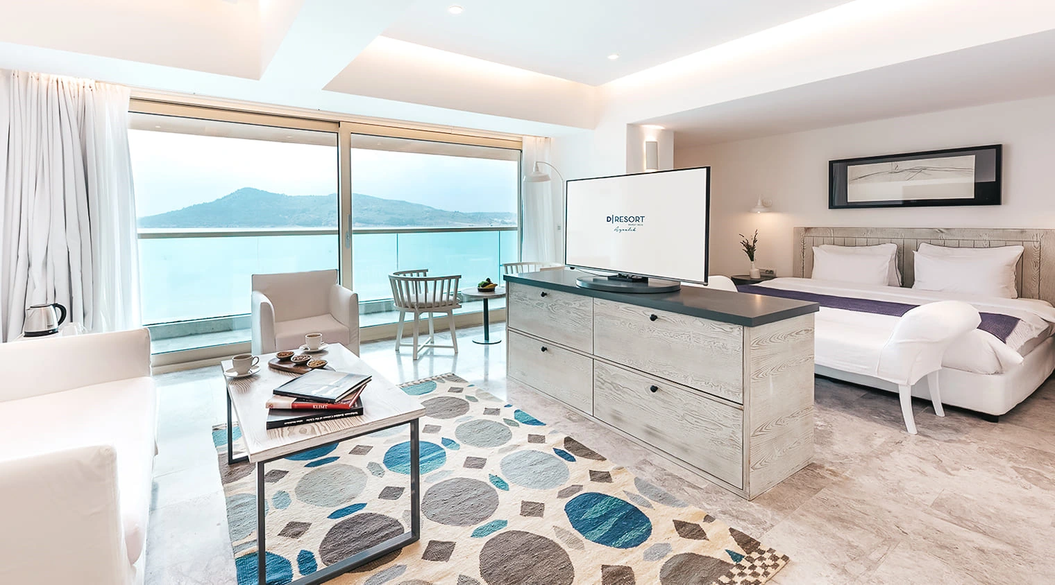 D Resort Ayvalık Jr Suit Deniz Manzaralı ferah iç mekânı ve oturma alanı